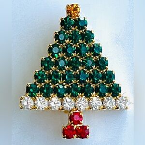 Vintage Christmas tree pin, crystals, prong set excellent preloved condition